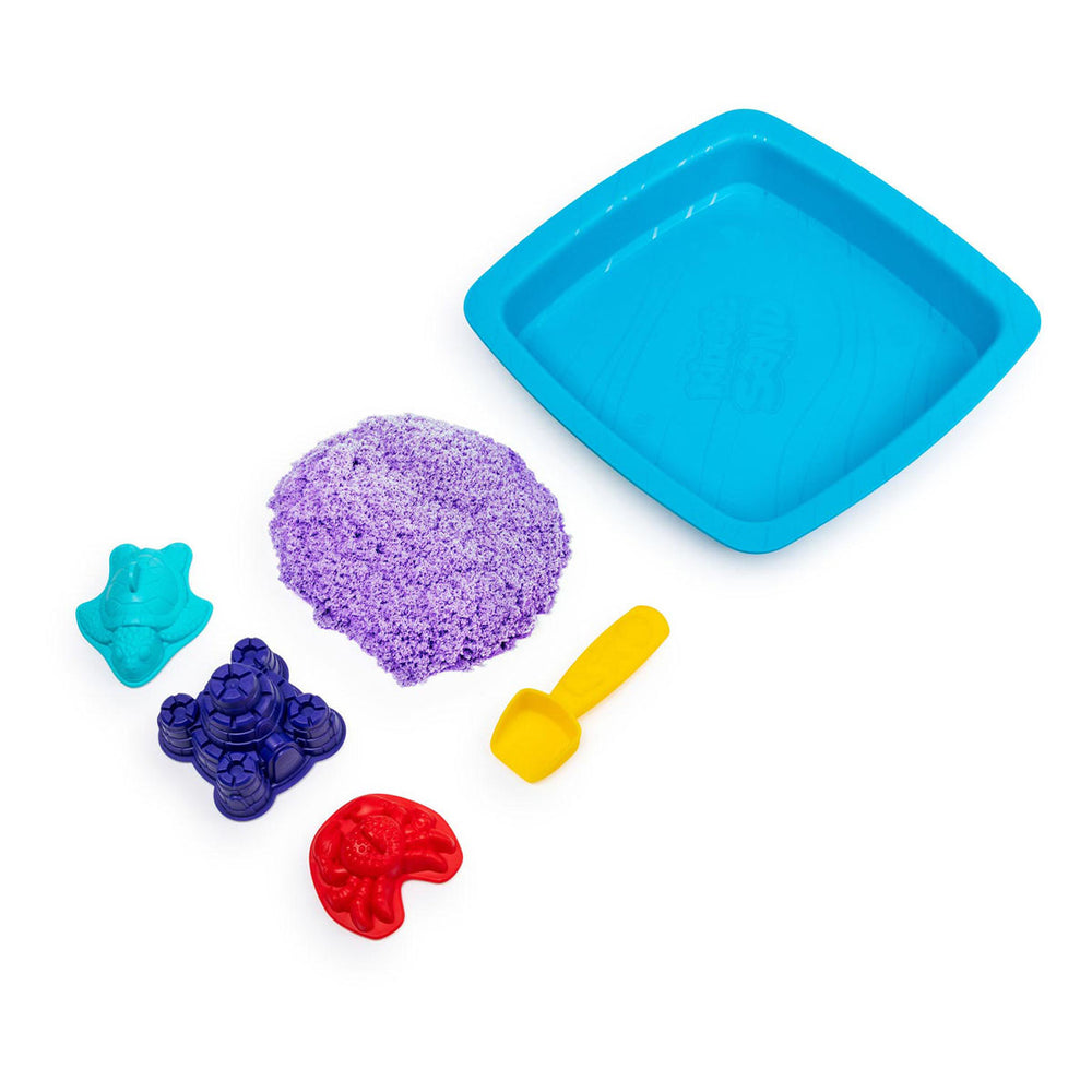 Met deze Kinetic Sand box purple kan je kindje zijn of haar creativiteit helemaal de vrije loop laten! Je kindje kan zijn of haar leukste avonturen beleven met deze leuke zandbak. Kinetic Sand is origineel en magisch speelgoed, waarmee je kindje van alles kan maken. VanZus