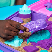 Maak van je zeemeermindromen werkelijkheid met de Kinetic Sand shimmer speelset zeemeermin 930 gram. Deze speelset wordt geleverd met in totaal 907 gram kinetisch zand, inclusief glinsterend groenblauw zand, strandzand en neon paars zand! VanZus