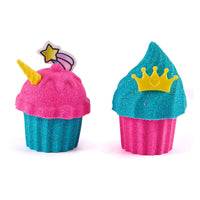 Met deze Kinetic Sand unicorn bake shop kan jouw kindje de lekkerste en leukste (neppe!) eenhoorn cupcakes en andere lekkernijen maken. Het glinsterende gekleurde zand zal de creativiteit van je kindje prikkelen. En met het verschillende gereedschap en de accessoires kan je kleintje de mooiste creaties maken. VanZus