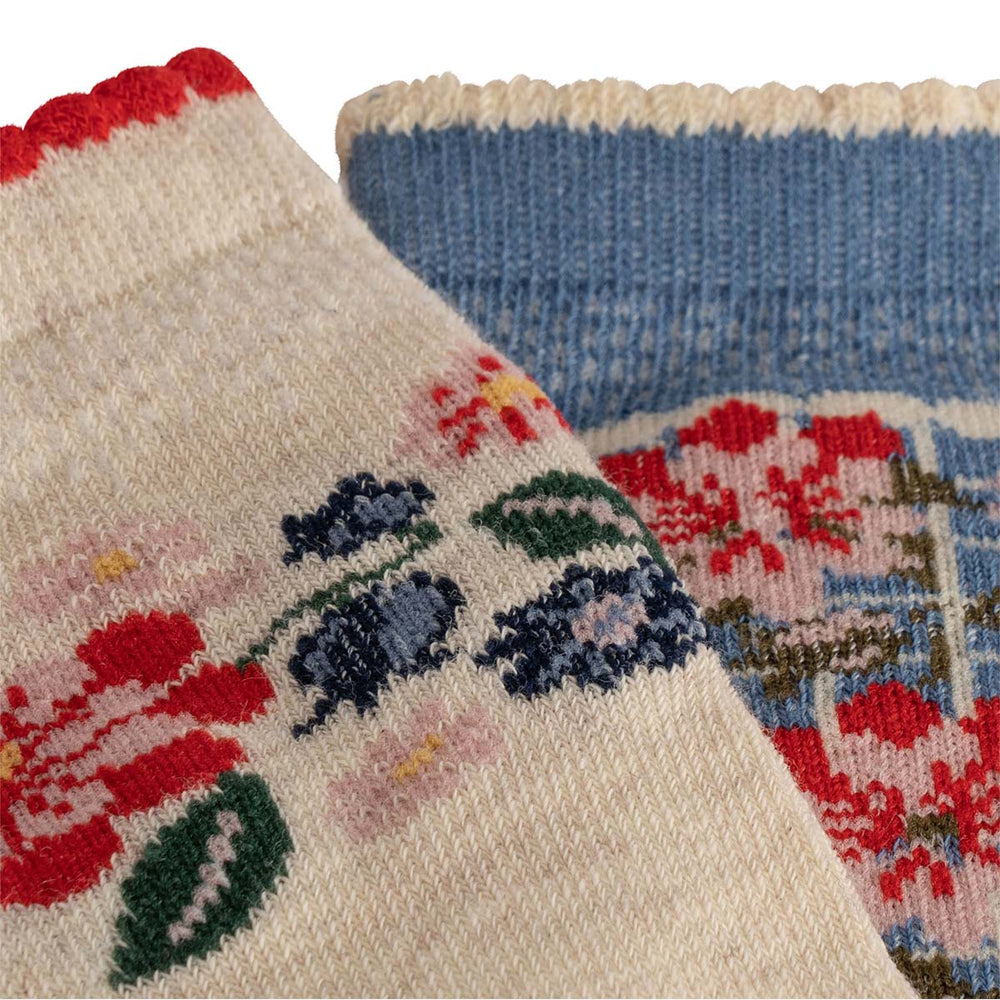 Deze schattige flower jacquard sokken in blue/almonf van Konges Slojd zijn niet alleen lekker warm, maar zien er ook superleuk uit! Ze geven een schattig detail aan de outfit van jouw kleintje. De sokken zijn vrolijk gekleurd en hebben een schattig bloemenpatroon.  De sokken komen in een handige set van 2. VanZus