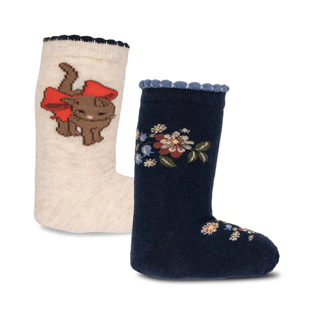 Maak de outfit van je kindje compleet met deze leuke sokken van Konges Slojd! De sokken set bevat twee paar sokken, één met katjes en de ander met een schattig bloemenpatroon.  De lapis sokken houden de voeten van je kleintje lekker warm, dankzij het zachte organische katoen. VanZus