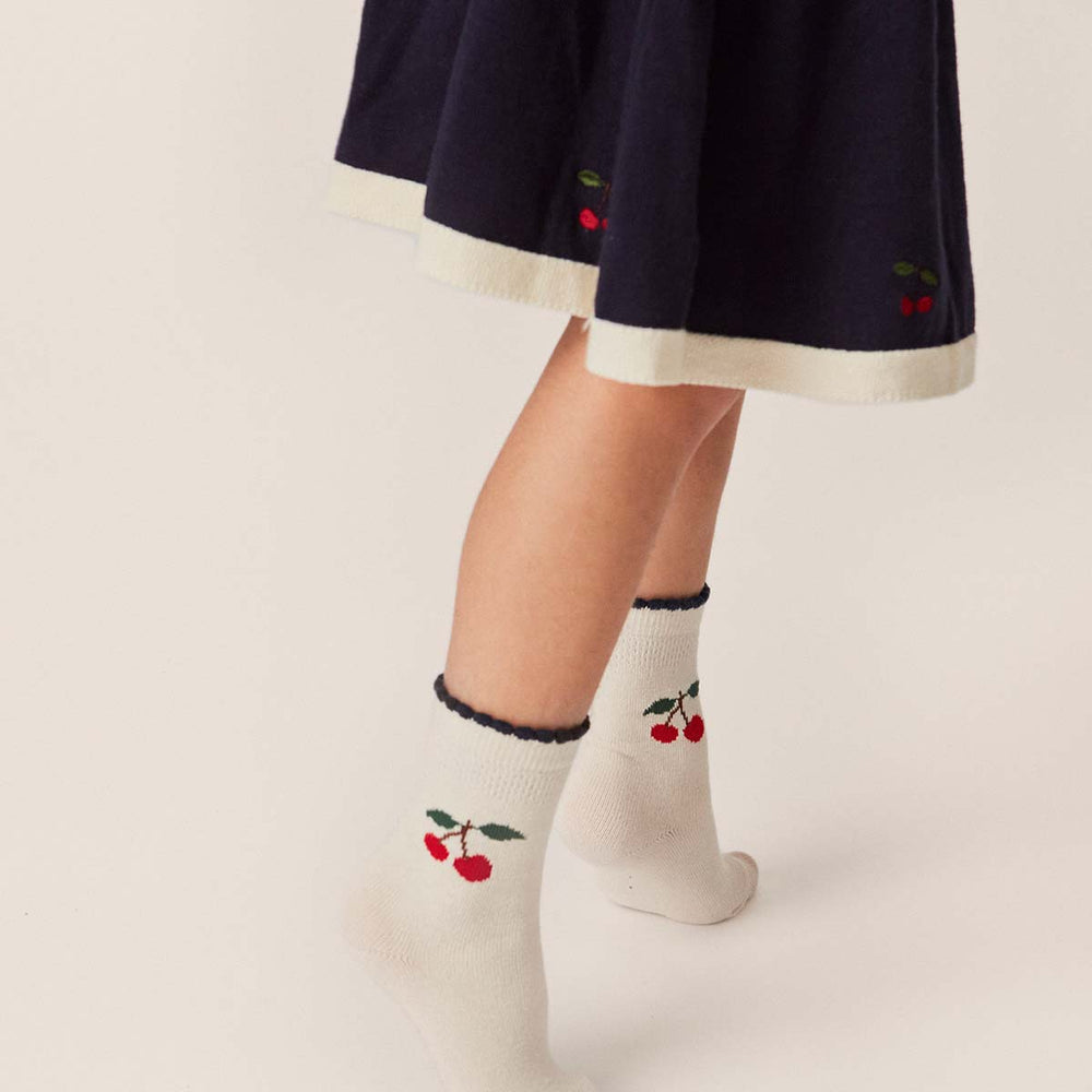 Deze schattige sokken van Konges Slojd zijn niet alleen lekker warm, maar zien er ook superleuk uit! Ze geven een schattig detail aan de outfit van jouw kleintje. De sokken zijn vrolijk gekleurd en hebben een schattig design van kersen.  De sokken komen in een handige set van 2. VanZus