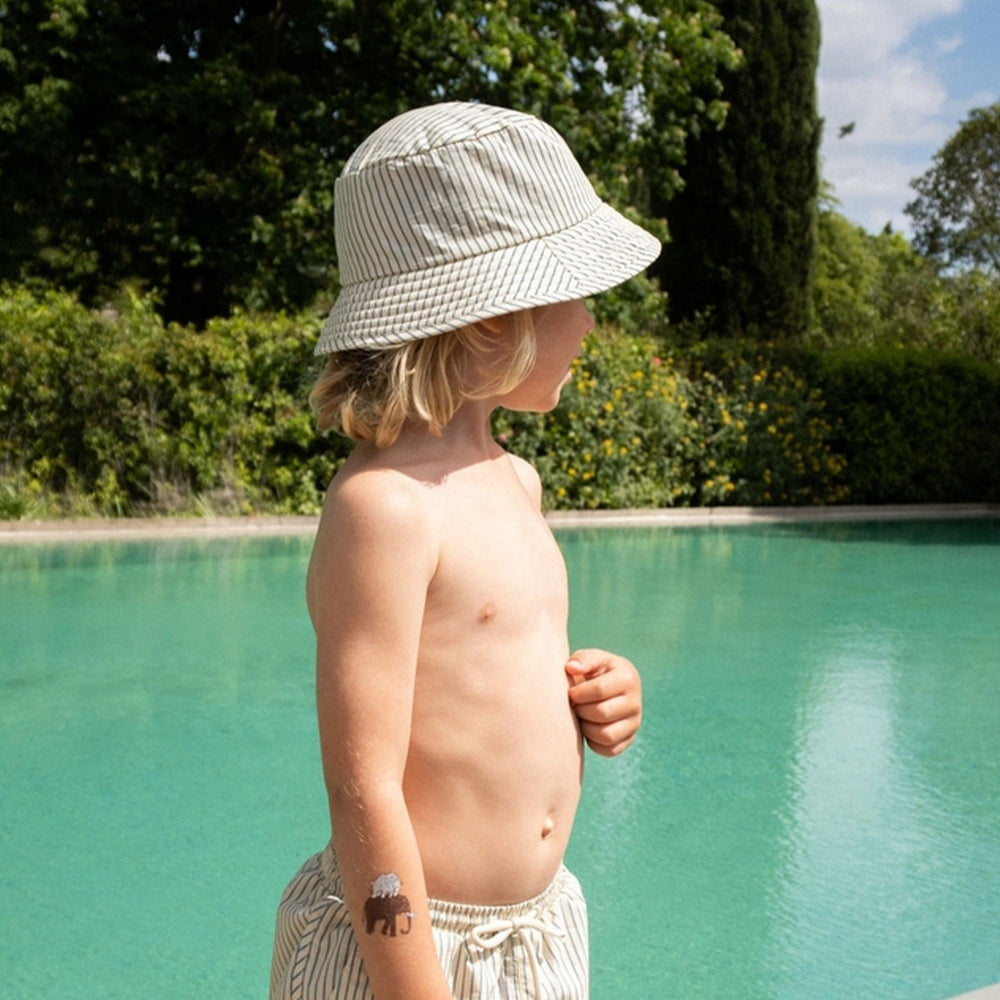 Je zoontje is helemaal klaar voor de zomer met deze leuke Konges Slojd asnou zwembroek stripe blue. De fijne zwembroek zit heerlijk, heeft handige touwtjes om hem helemaal passend te maken om het lichaam van je kindje én ziet er superleuk uit! VanZus