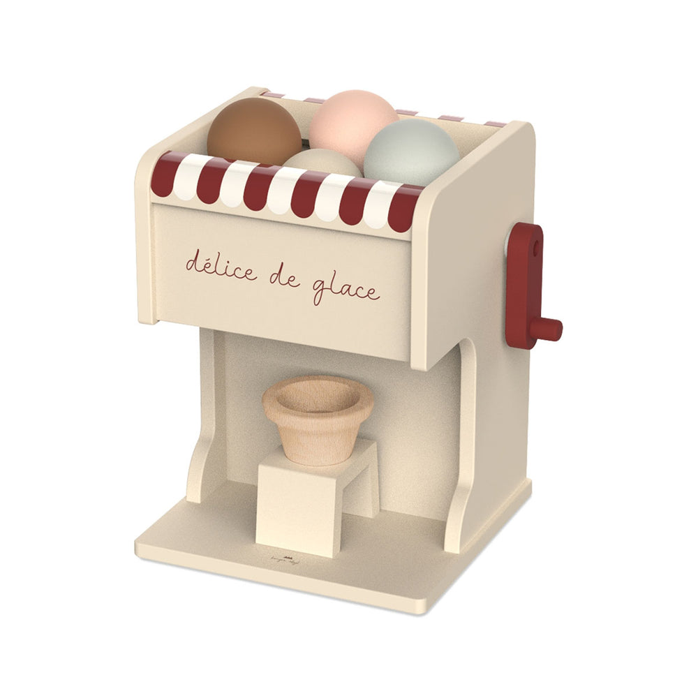 Wil er iemand een ijsje? Deze superleuke houten ijsmachine van Konges Slojd zal voor veel speelplezier zorgen bij je kleintje. Met deze leuke machine kan je kindje namelijk zelf 'ijsjes' maken.  De machine werkt door aan de hendel te draaien. VanZus