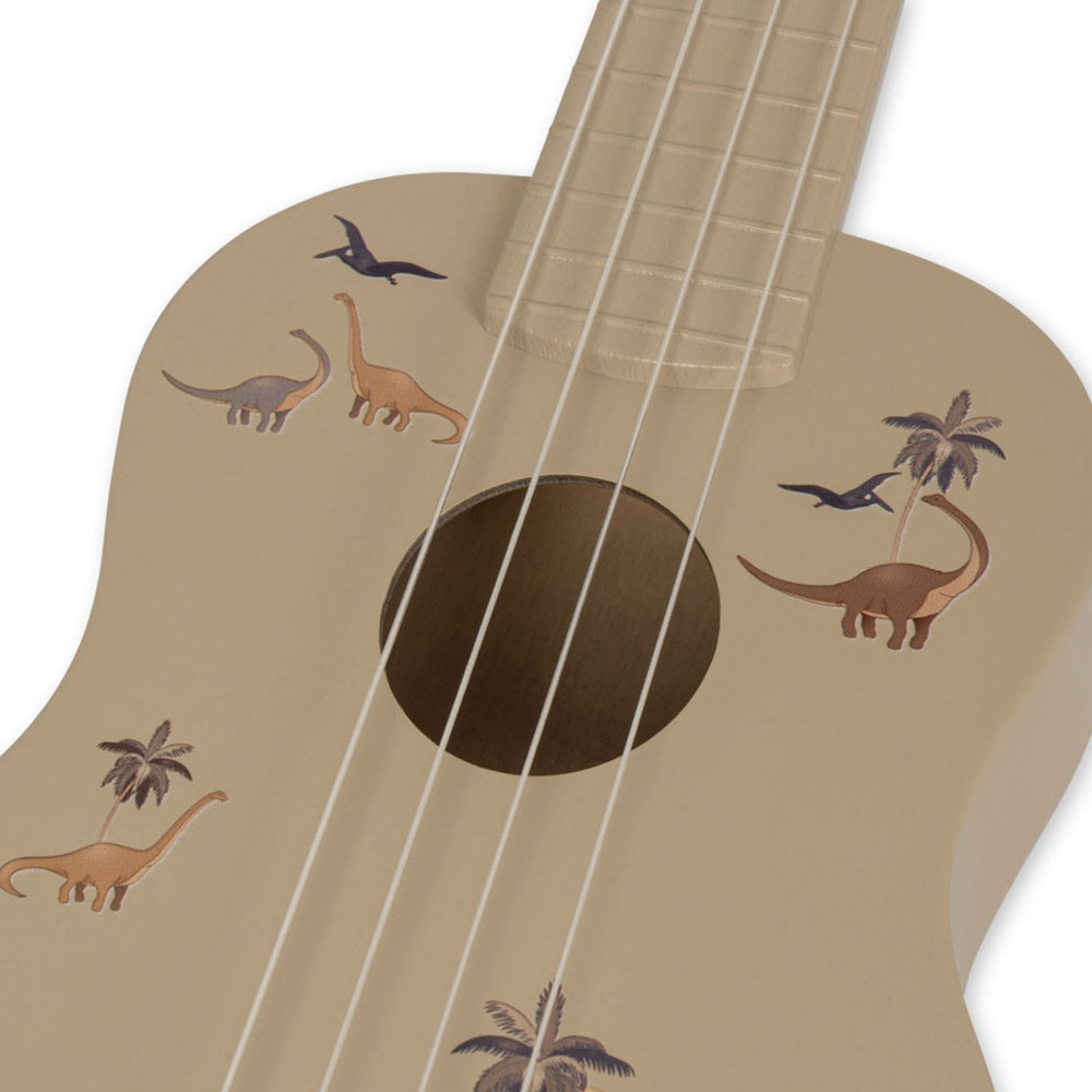 Is jouw kleintje een muzikant in spe? Dan is deze leuke houten ukelele dino van Konges Slojd het ideale cadeau. Dit speelgoed is namelijk speciaal gemaakt voor kleine gitaristen. De gitaar is voorzien van vier nylon snaren die allen gestemd kunnen worden. VanZus
