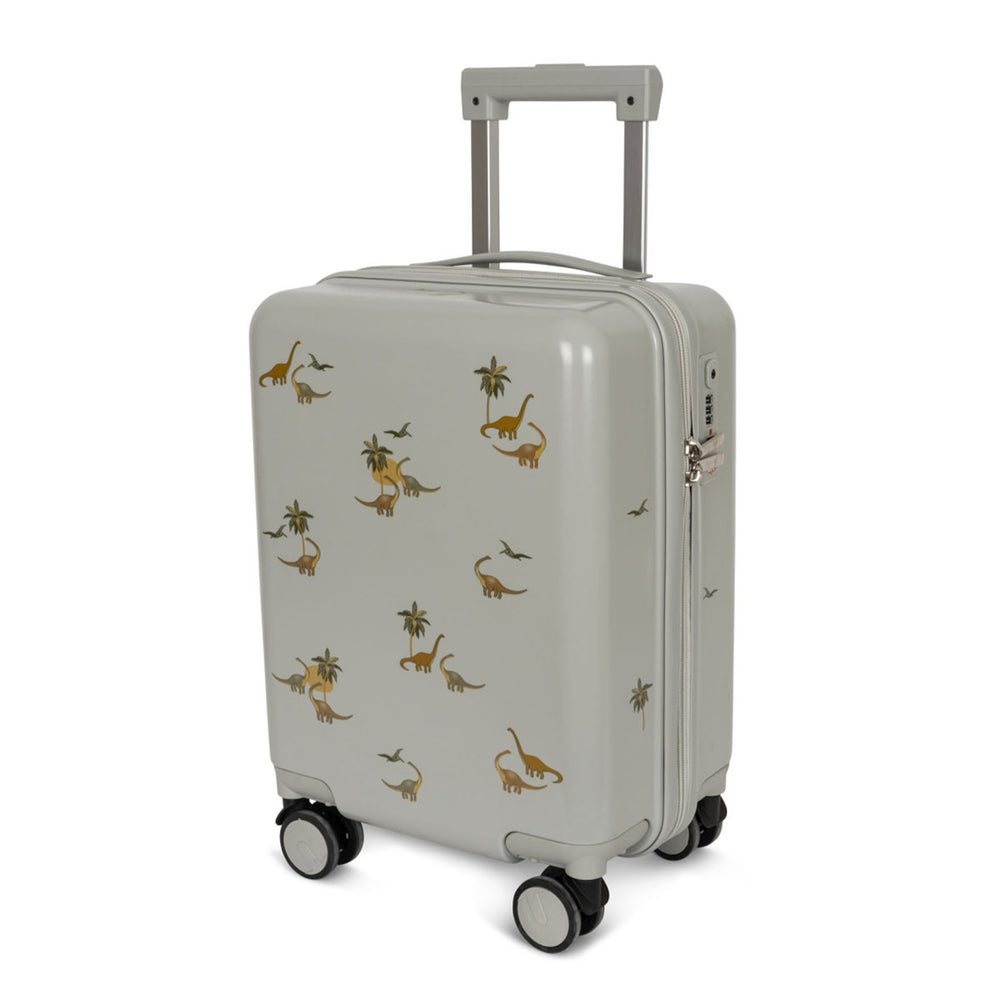 Ga op reis met deze leuke Konges Slojd reiskoffer kubi. Het reiskoffertje met dinosaurussen heeft een praktisch formaat en het mag mee als handbagage in het vliegtuig. De dino's passen op jouw reisbagage! VanZus