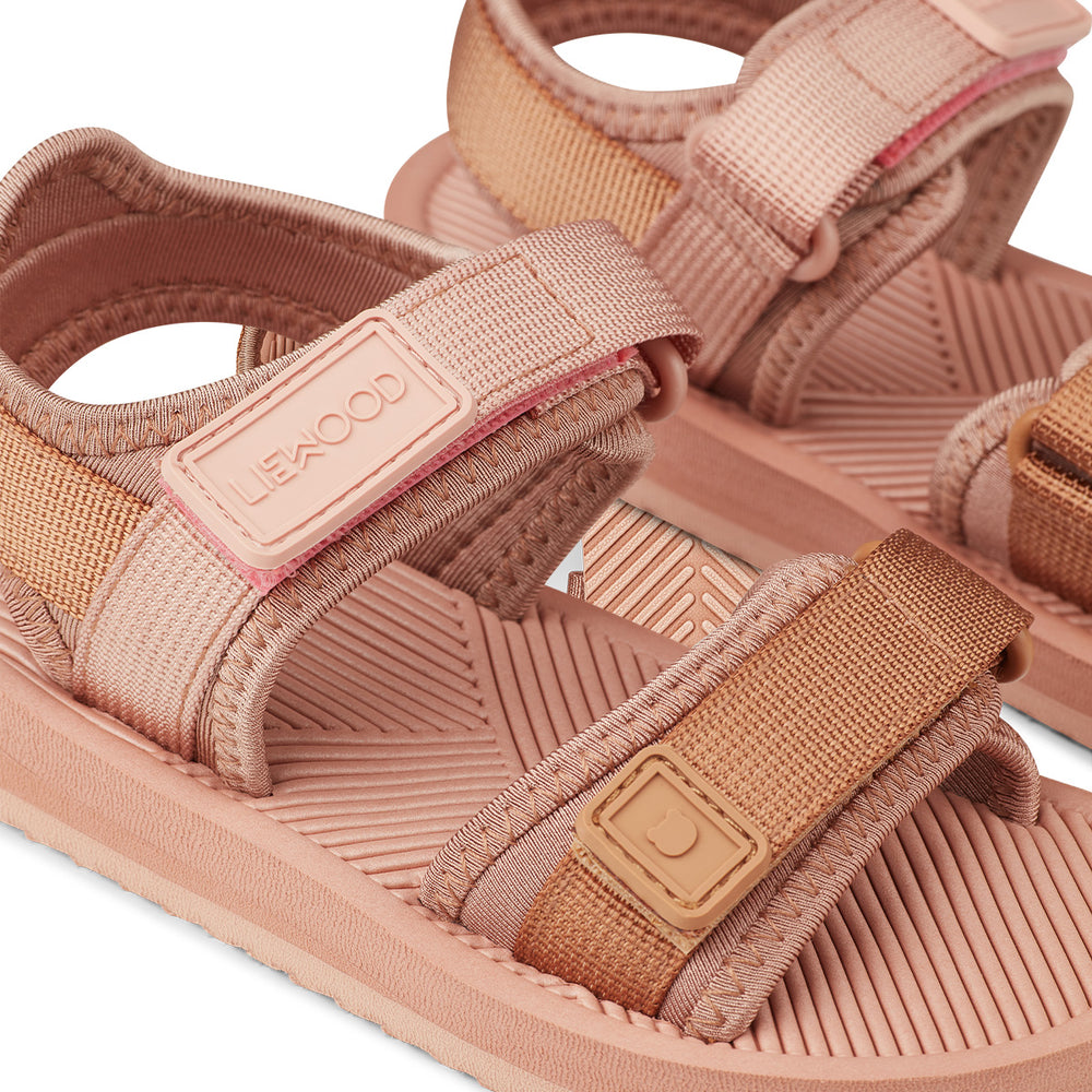 De Liewood monty sandalen rose mix zijn heerlijke sandalen voor de zomer. Dit sportieve en lichtgewichte model is heel erg fijn voor actieve kindjes. Lekker rennen of klimmen met deze sandalen is een feestje. Ook fijn als waterschoenen. VanZus.