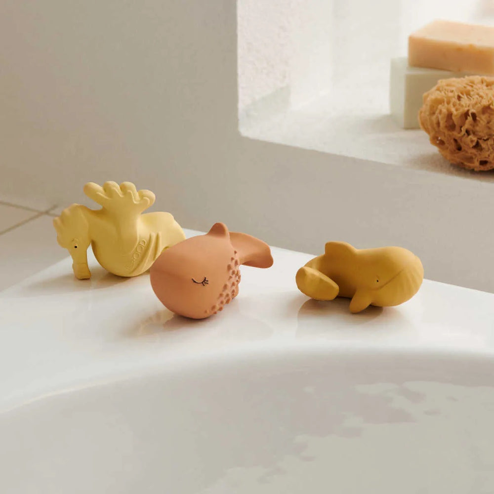 In bad gaan was nog nooit zo’n succes! De drie badspeeltjes nori pale tuscany van Liewood zorgen voor veel speelplezier. Ze zijn zacht, blijven drijven en zijn in schattige waterdier-vormen gemaakt. VanZus