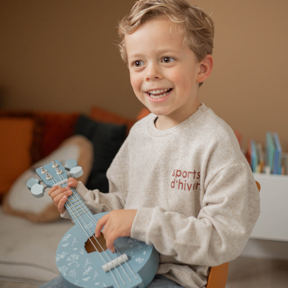Laat je kindje kennis maken met muziek met deze fantastische houten banjo in de kleur blauw van het leuke merk Label Label. Deze prachtige banjo is niet alleen leuk om mee te spelen, maar ziet er ook fantastisch uit! VanZus