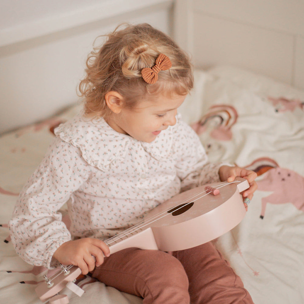 Laat je kindje kennis maken met muziek met deze fantastische houten banjo in de kleur roze van het leuke merk Label Label. Deze prachtige banjo is niet alleen leuk om mee te spelen, maar ziet er ook fantastisch uit! VanZus