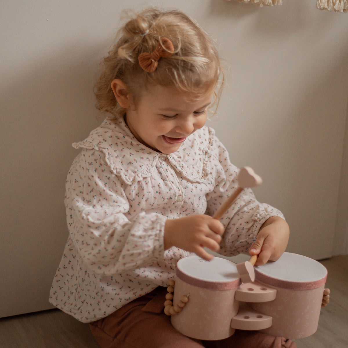 Laat je kindje kennis maken met muziek met deze fantastische houten bongo's in de kleur roze van het leuke merk Label Label. Deze prachtige bongo's zijn niet alleen leuk om mee te spelen, maar zien er ook fantastisch uit! VanZus