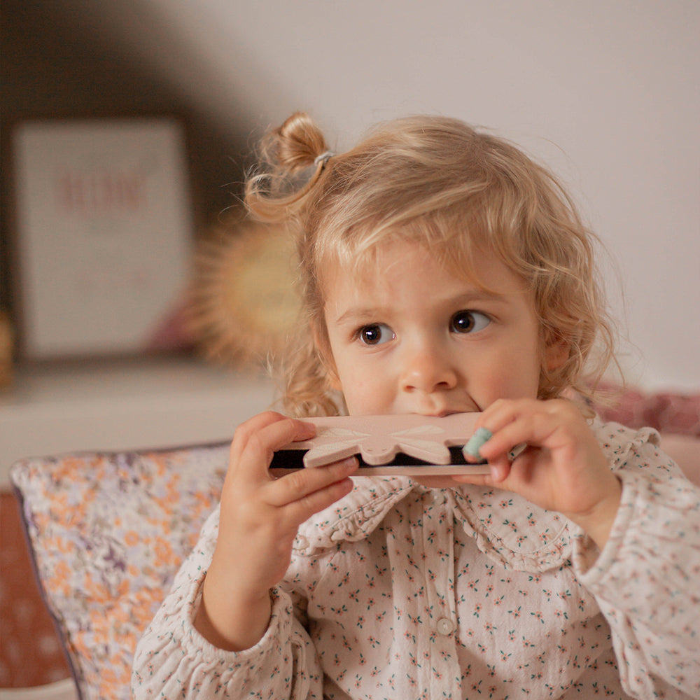Laat je kindje kennis maken met muziek met deze fantastische houten hamonica in de kleur roze van het leuke merk Label Label. Deze prachtige harmonica is niet alleen leuk om mee te spelen, maar ziet er ook fantastisch uit! VanZus