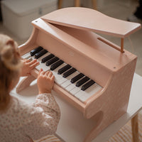 Laat je kindje kennis maken met muziek met deze fantastische houten piano in de kleur roze van het leuke merk Label Label. Deze prachtige piano is niet alleen leuk om mee te spelen, maar ziet er ook fantastisch uit! VanZus