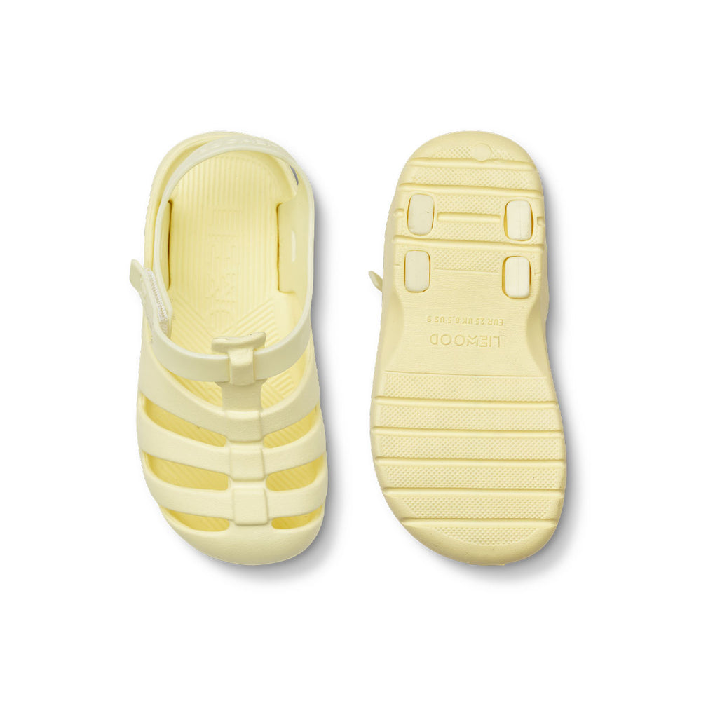 Ben je op zoek naar praktische én leuk uitziende sandalen? Dan zijn deze beau sandalen van Liewood in de kleur lemonade/cloud cream ideaal! Deze gele waterschoenen zitten namelijk enorm comfortabel, dankzij het zachte en lichtgewicht materiaal, maar zien er ook stijlvol uit. VanZus