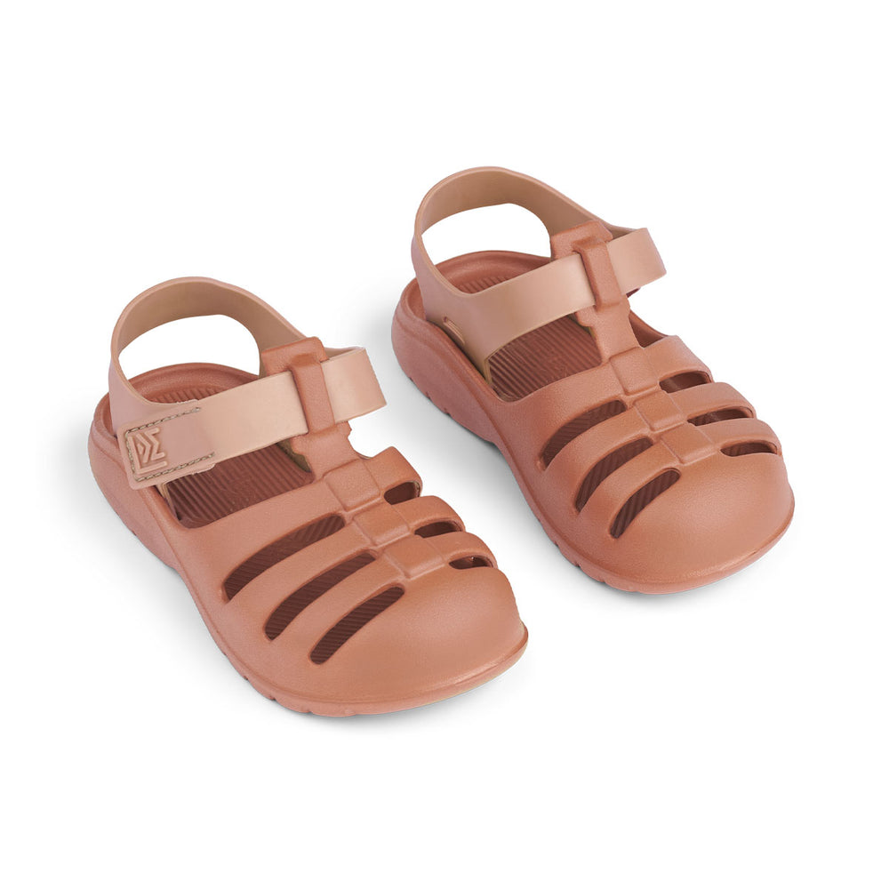 Ben je op zoek naar praktische én leuk uitziende sandalen? Dan zijn deze beau sandalen van Liewood in de kleur tuscany rose/pale tuscany ideaal! Deze roze waterschoenen zijn namelijk enorm comfortabel, dankzij het zachte en lichtgewicht materiaal, maar zien er ook stijlvol uit. VanZus