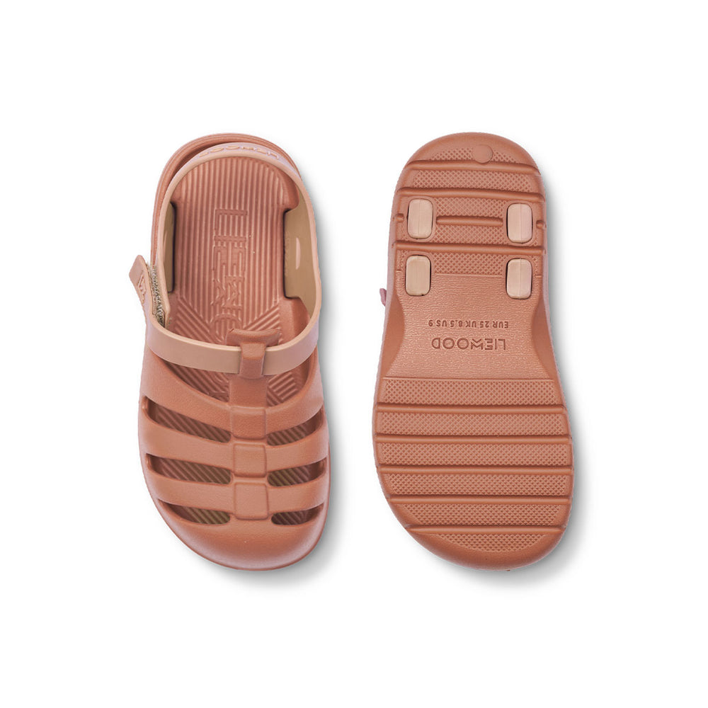 Ben je op zoek naar praktische én leuk uitziende sandalen? Dan zijn deze beau sandalen van Liewood in de kleur tuscany rose/pale tuscany ideaal! Deze sandalen zitten namelijk enorm comfortabel, dankzij het zachte en lichtgewicht materiaal, maar zien er ook stijlvol uit. VanZus