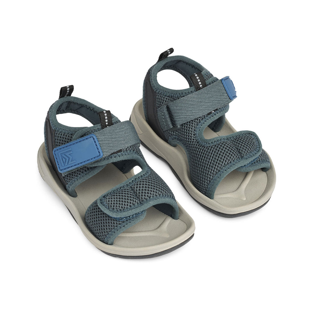 Ben je op zoek naar fijne sandalen voor jouw kleintje? Deze christi sandalen in whale blue mix van het merk Liewood zijn ideaal voor de zomervakanties en tijdens de warme dagen. Deze sandalen zijn niet alleen praktisch, maar zien er ook heel erg leuk uit! VanZus