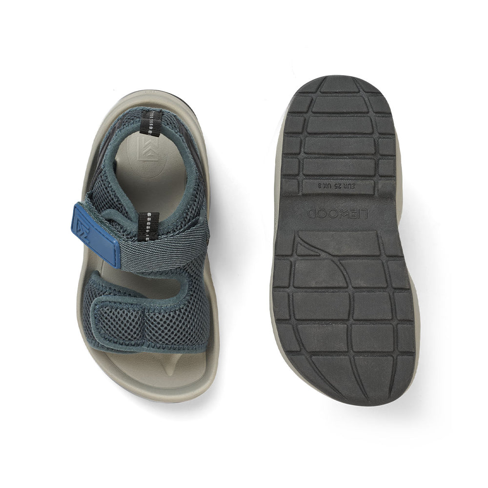 Ben je op zoek naar fijne sandalen voor jouw kleintje? Deze christi sandalen in whale blue mix van het merk Liewood zijn ideaal voor de zomervakanties en tijdens de warme dagen. Deze sandalen zijn niet alleen praktisch, maar zien er ook heel erg leuk uit! VanZus