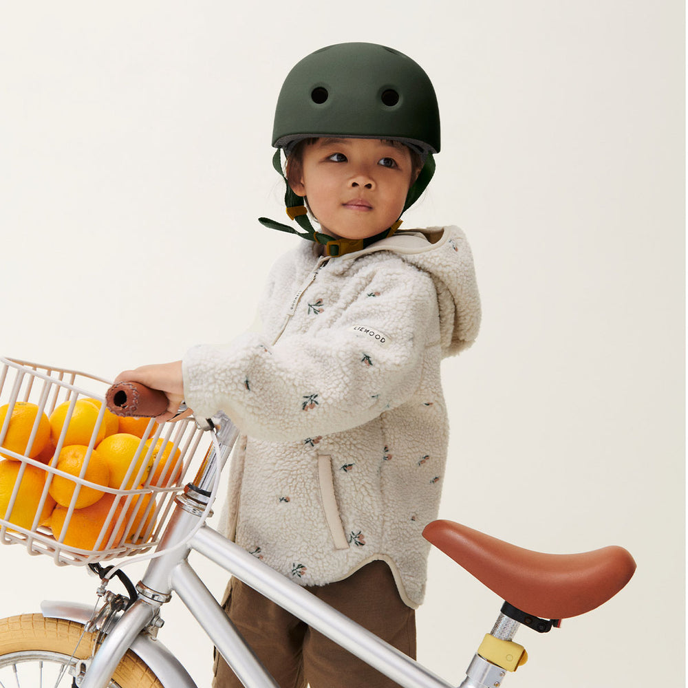 Veiligheid en stijl gaan hand in hand met deze toffe fietshelm in de kleur hunter green van het merk Liewood. Deze helm is ontworpen om niet alleen bescherming te bieden tijdens avontuurlijke fietstochten, maar ook om er stijlvol uit te zien tijdens het fietsen! VanZus