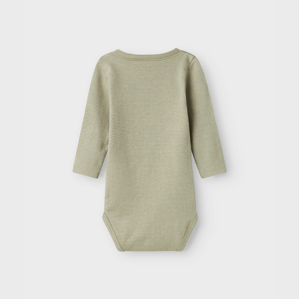 Dit schattige baby feng slim rompertje in de kleur moss gray is een ideaal basic om in huis te halen voor jouw kleine spruit. Dit mooie rompertje van hoge kwaliteit is de ultieme basic voor diverse outfits en zal jouw kleintje gegarandeerd leuk staan! VanZus