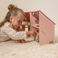 Liefhebbers van poppen opgelet! Dit superleuke Little Dutch houten poppenhuis klein is een must have voor iedereen die graag met zijn of haar poppen speelt! Dit kleine poppenhuis ziet er ontzettend leuk uit. VanZus