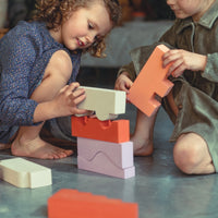 Deze leuke puzzle blocks in de kleur earth van het merk Moes Play bestaan uit 11 unieke blokken waarmee je kindje verschillende bouwwerken kan creëren. De blokken zullen zorgen voor uren speelplezier. Laat de fantasie de vrije loop en bouw de meest unieke torens, kastelen en bouwwerken. VanZus