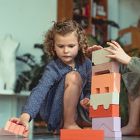 Deze leuke puzzle blocks in de kleur earth van het merk Moes Play bestaan uit 11 unieke blokken waarmee je kindje verschillende bouwwerken kan creëren. De blokken zullen zorgen voor uren speelplezier. Laat de fantasie de vrije loop en bouw de meest unieke torens, kastelen en bouwwerken. VanZus