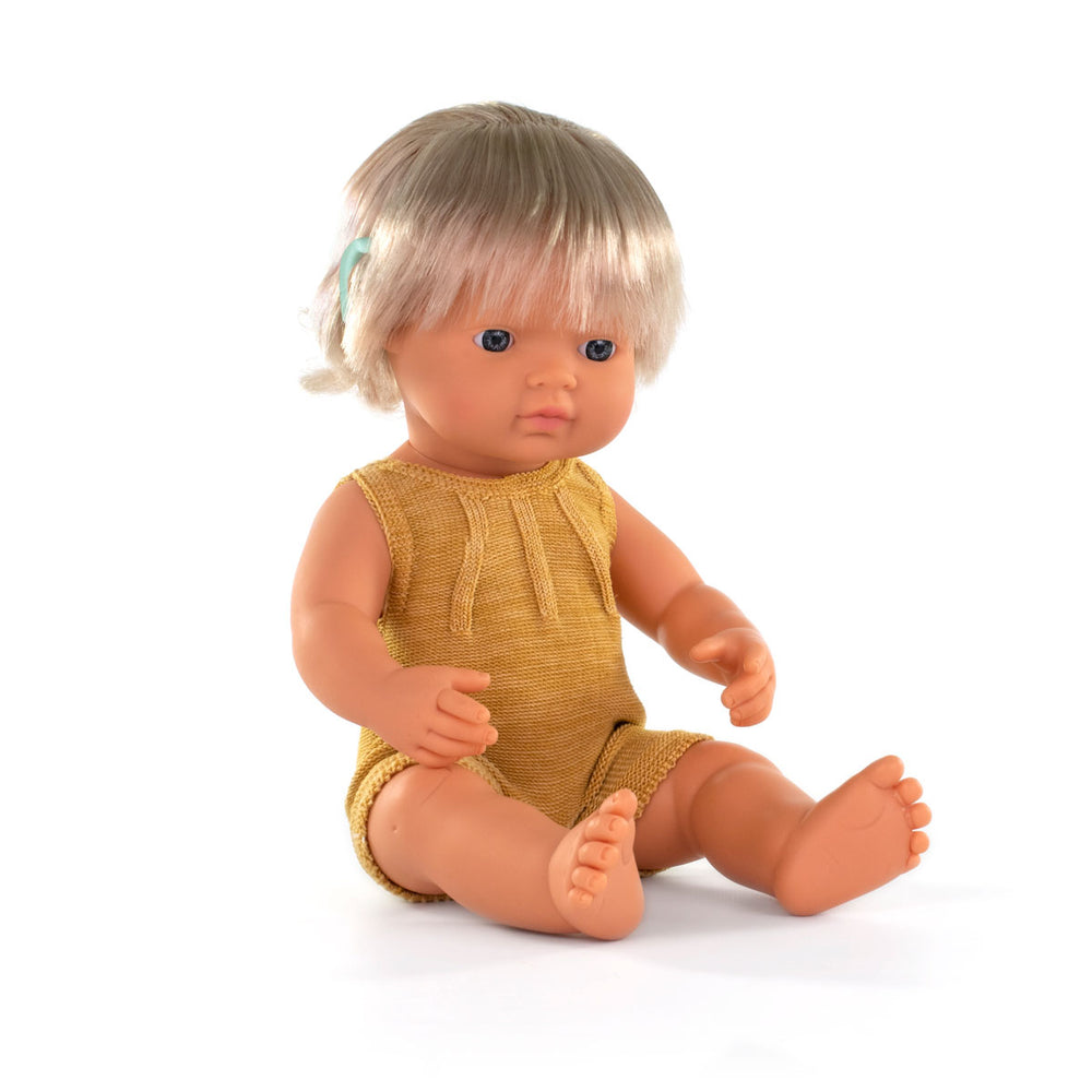 Wat een schatje: de babypop Europees meisje met blond haar van Miniland. Een zacht lijfje met beweegbare armen en benen. Ruikt naar een vleugje vanille. Kleed de pop zelf aan. In verschillende soorten. 38 cm. VanZus