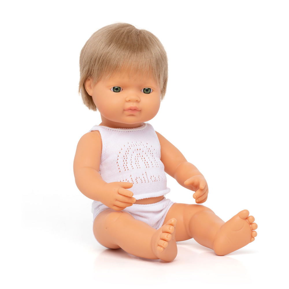 Wat een schatje: de babypop Europese jongen met donkerblond haar van Miniland. Een zacht lijfje met beweegbare armen en benen. Ruikt naar vanille. Kleed de pop zelf aan. In verschillende soorten. 38 cm. VanZus