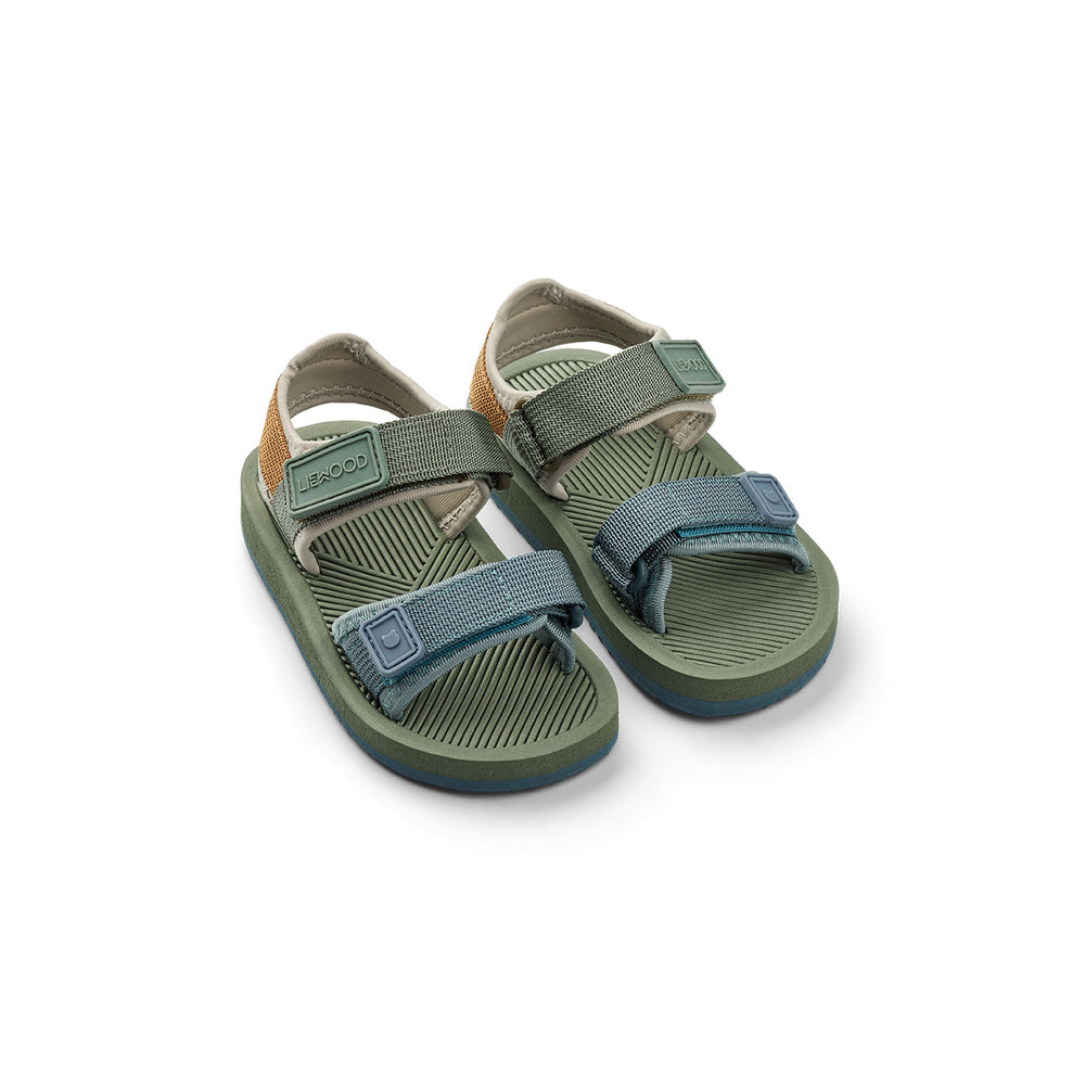 De Liewood monty sandalen hunter green mix zijn heerlijke sandalen voor de zomer. Dit sportieve en lichtgewichte model is heel erg fijn voor actieve kindjes. Lekker rennen of klimmen met deze sandalen is een feestje. Ook geweldig fijn als waterschoenen. VanZus.