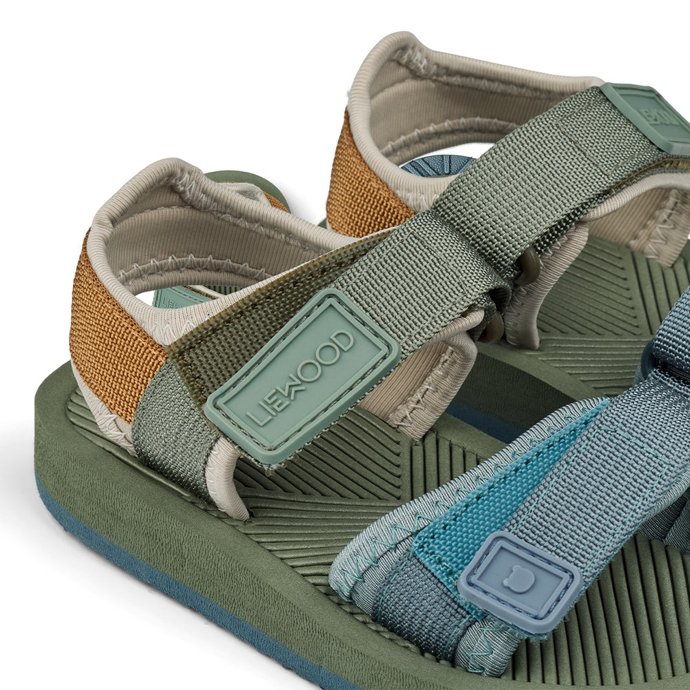 De Liewood monty sandalen hunter green mix zijn heerlijke sandalen voor de zomer. Dit sportieve en lichtgewichte model is heel erg fijn voor actieve kindjes. Lekker rennen of klimmen met deze sandalen is een feestje. Ook geweldig fijn als waterschoenen. VanZus.