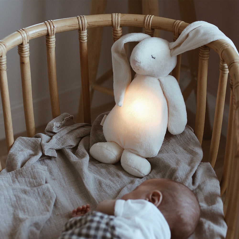 Deze fantastische humming bunny lamp cream van het merk Moonie is ideaal voor kleintjes die lastig in slaap kunnen vallen. Deze lieve konijnenknuffel is namelijk voorzien van een lampje en produceert fijne en natuurlijk geluiden waarmee je kindje heerlijk in slaap kan vallen. VanZus