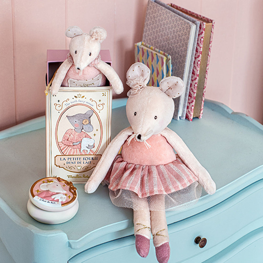 Bewaar de eerste tandjes stijlvol met het tandendoosje "muis la petite école de danse" van Moulin Roty. Het versierde doosje lijkt op een luciferdoosje en heeft een knuffelmuis. Ook in andere varianten. VanZus