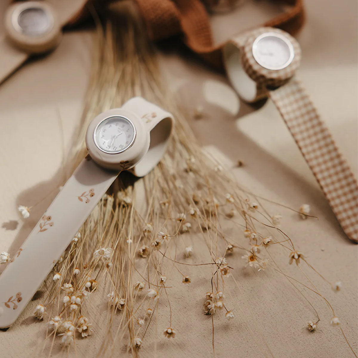 Het Mrs Ertha new strapies horloge flower buds is het ideale eerste horloge voor jouw kindje! Of misschien zelfs voor jou zelf? Dit horloge draagt lekker comfortabel en heeft prachtige, zachte kleuren. VanZus.