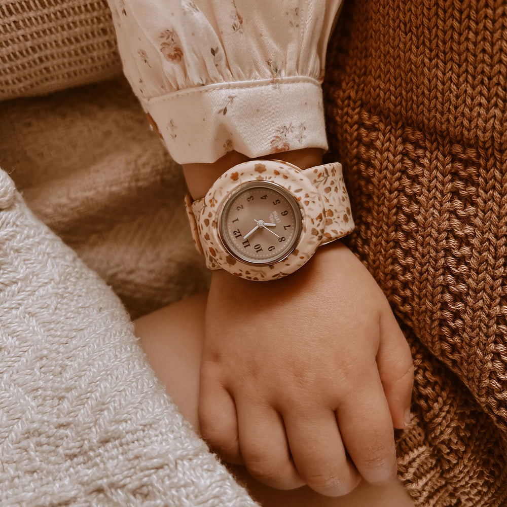 Het Mrs Ertha new strapies horloge little garden is het ideale eerste horloge voor jouw kindje! Of misschien zelfs voor jou zelf? Dit horloge draagt lekker comfortabel en heeft prachtige, zachte kleuren. VanZus.