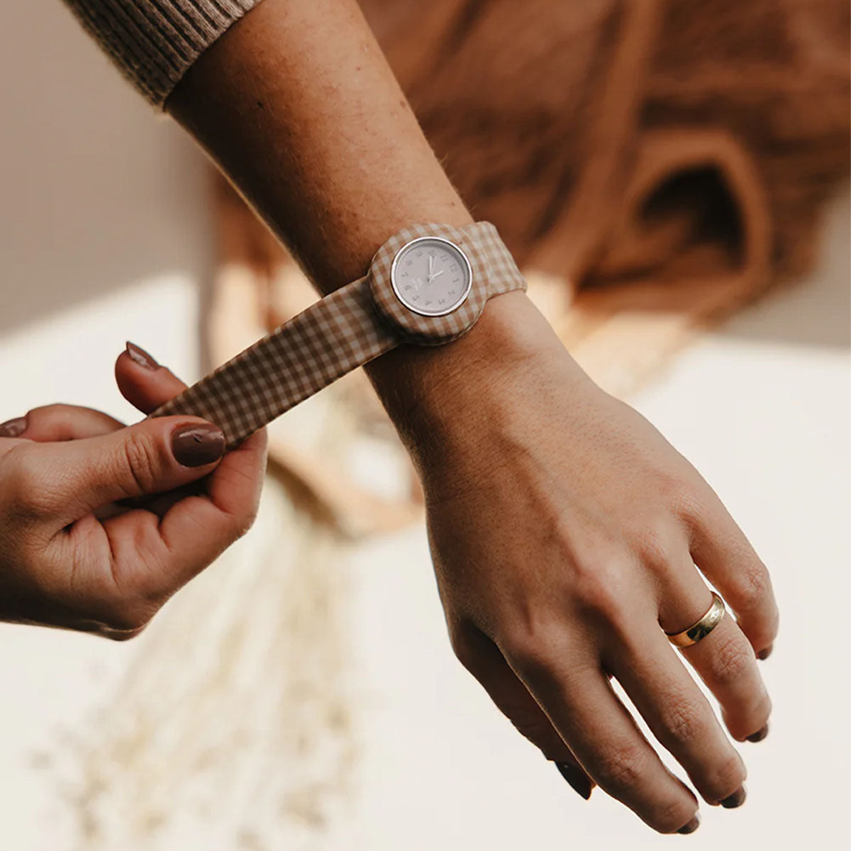 Het Mrs Ertha new strapies horloge soft squares is het ideale eerste horloge voor jouw kindje! Of misschien zelfs voor jou zelf? Dit horloge draagt lekker comfortabel en heeft prachtige, zachte kleuren. VanZus.