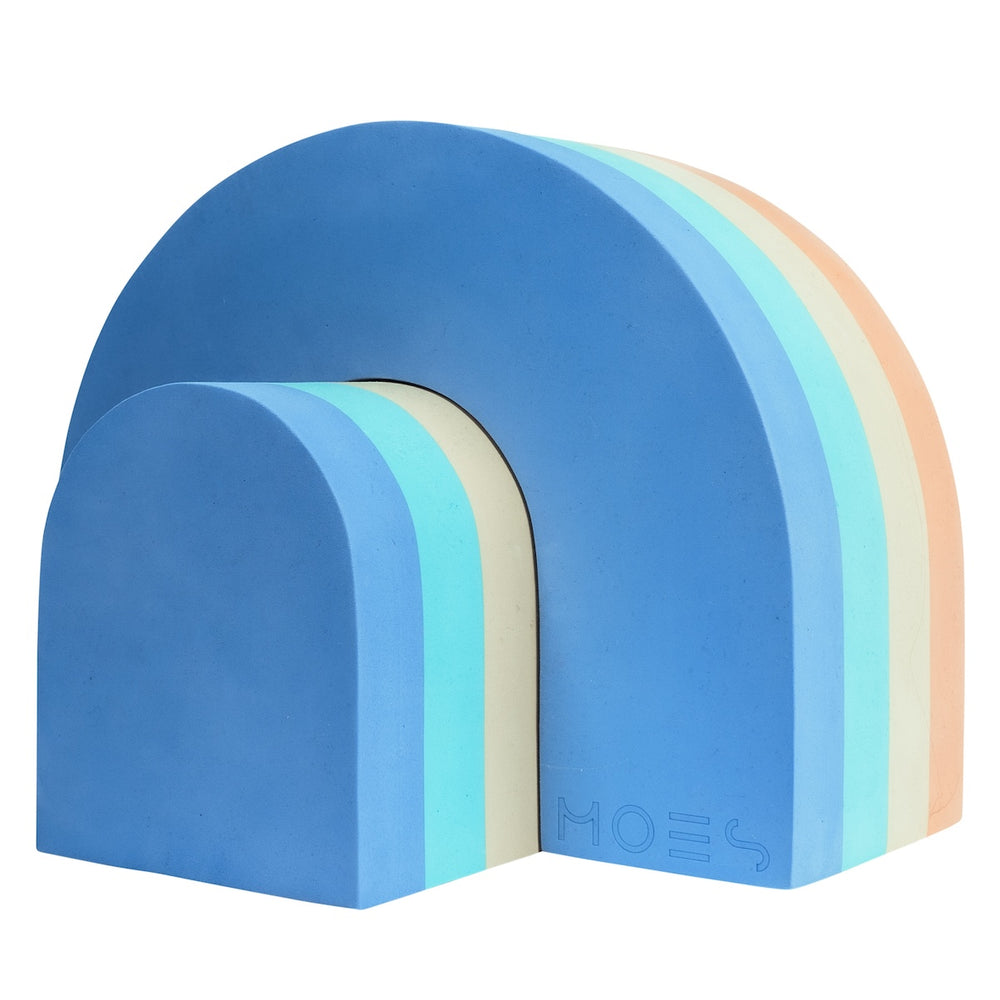 Je kindje zal uren speelplezier beleven met deze leuke rainbow & mini van het merk Moes Play. Deze regenboogset bestaat uit twee kleurrijke onderdelen: een grote regenboog en een mini bouwsteen die in de regenboog past. Superleuk! VanZus