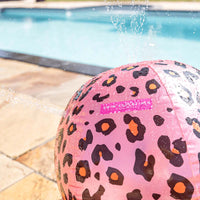 De Swim Essentials opblaasbare watersproeier bal rose gold leopard zorgt voor veel plezier op een warme zomerdag. Lekker door de watersproeier heen rennen en dan heerlijk afkoelen dankzij het water! VanZus.