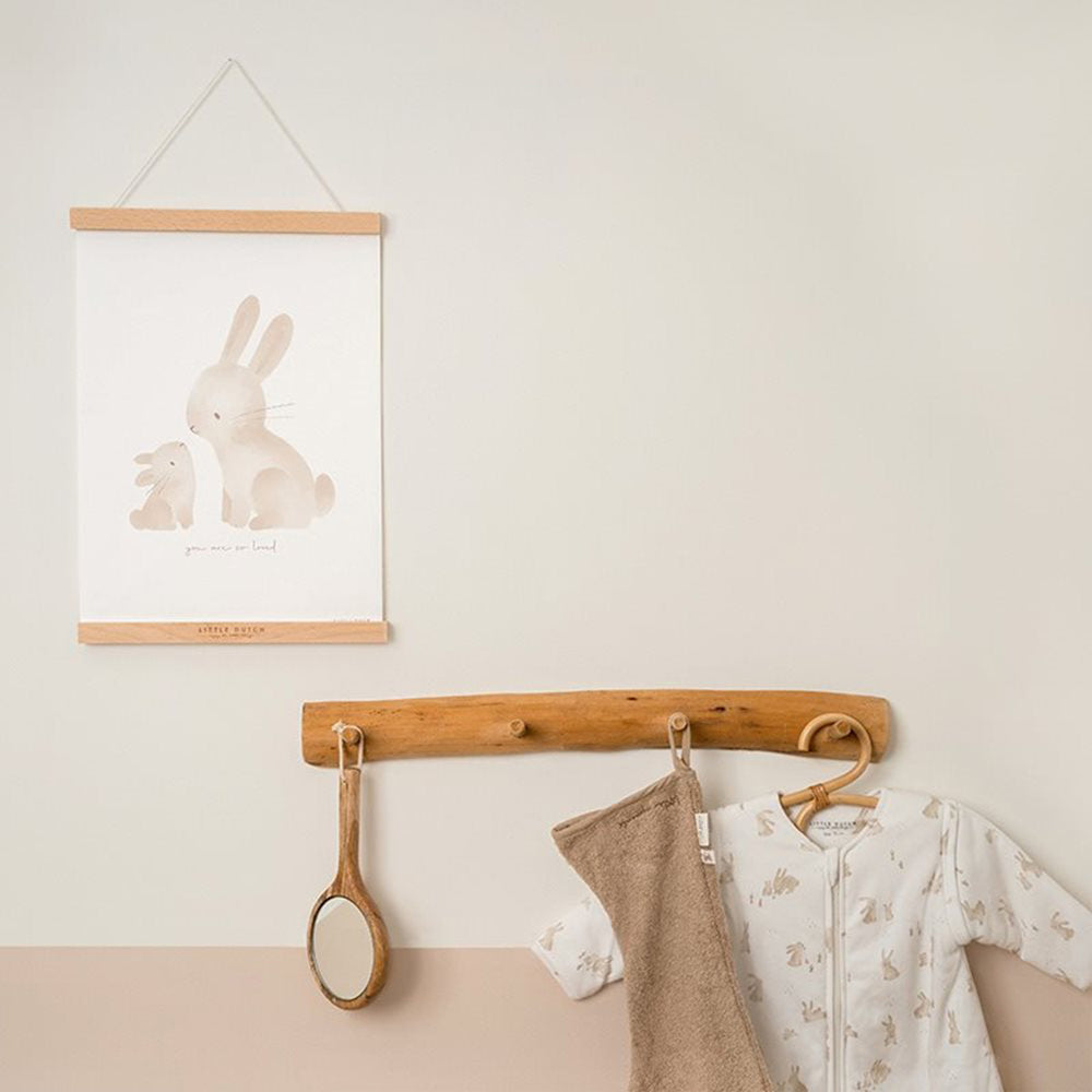 Vrolijk de kinderkamer op met de Little Dutch poster Baby Bunny aan de muur. Dubbelzijdige print met konijntjes en worteltjes. Combineer met andere items uit dezelfde collectie. Afmeting 42x32 cm. VanZus