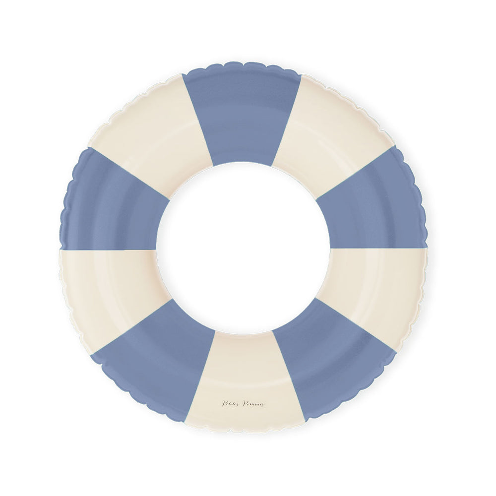 De Petites Pommes Anna zwemband in de kleur denim is een opblaasbare zwemband met een diameter van 60cm. Met deze zwemring kan jouw kindje heerlijk relaxen en zwemmen in het zwembad of de zee. VanZus.