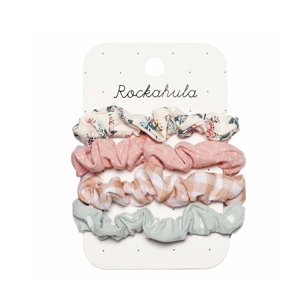 Kijk eens wat een lieve scrunchies in de variant flora van Rockahula! Functioneel en hip, in de kleuren beige, roze en blauw. Versier elke staart, vlecht of knot met deze mooie set van 4 elastieken. VanZus