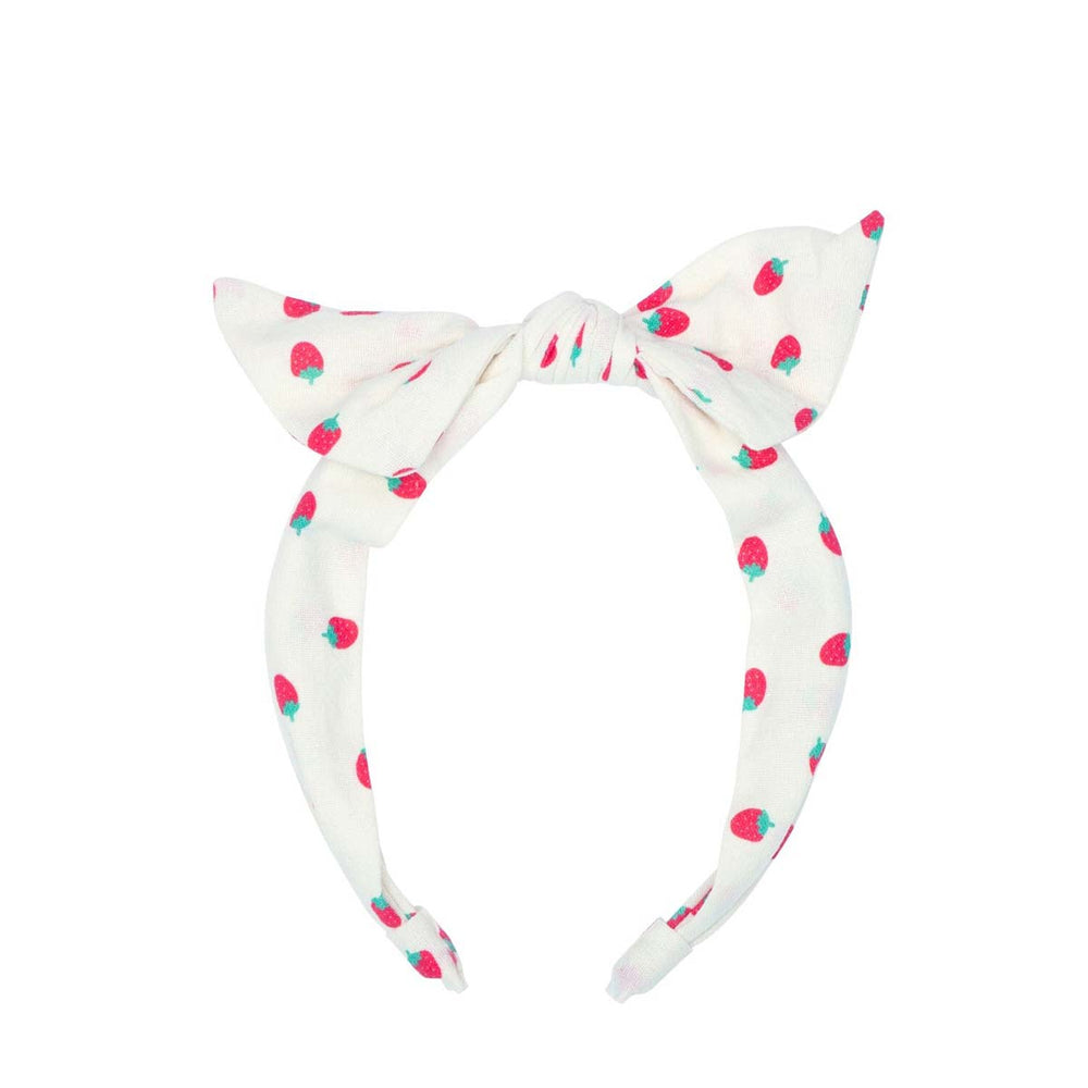 Ga voor een retro of vintage look van jouw mini met de strawberry tie diadeem van Rockahula. Vrolijke witte stof met rode aardbeien, met strik. De perfecte haaraccessoire voor jouw kindje! VanZus