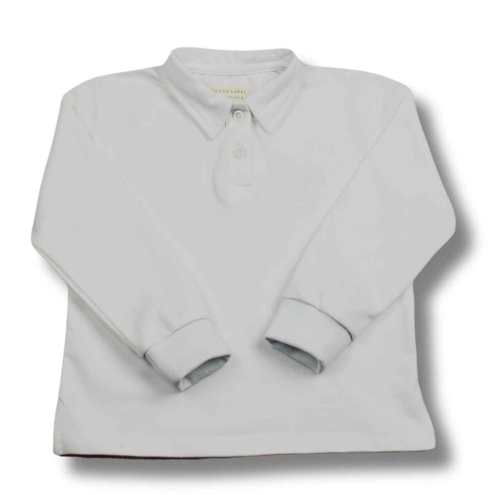 Een polo is altijd fijn om in de kast te hebben hangen van je kleintje. De basic polo in de kleur white van het merk Two You Label is dan ook een echte must have! Deze polo is van hoge kwaliteit, zit heel lekker en ziet er ook nog eens geweldig uit! VanZus