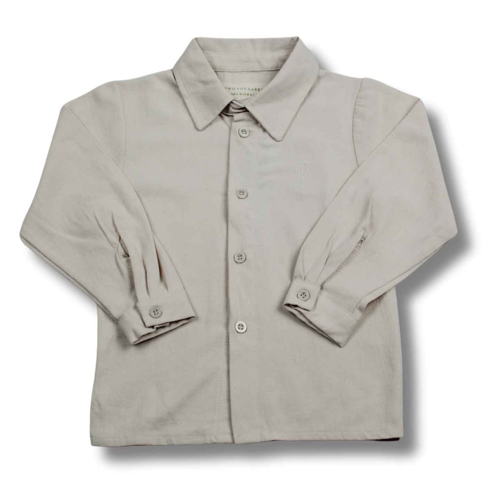 Zeg nu zelf, dit prachtige blousje wil je gewoon in de kast van je kleintje hebben hangen. De milo linnen blouse in de kleur beach is een must have waarmee je prachtige outfits kunt samenstellen. VanZus
