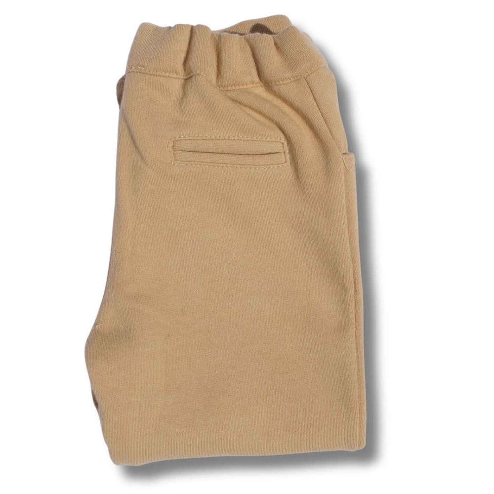Deze tommy chino broek in de kleur honey van het merk Two You Label is wat ons betreft echt een must have! Niet alleen staat deze broek superschattig, hij zit ook nog eens heel lekker! VanZus