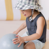 Een opblaasbare bal met ‘easy grip’: ideaal voor uren speelplezier! De bal in de kleur eendenei blauw van het merk Scrunch is een must-have tijdens het buiten spelen. 23 cm. VanZus