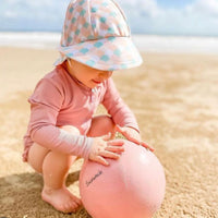 Een opblaasbare bal met ‘easy grip’: ideaal voor uren speelplezier! De bal in de kleur oud roze van het merk Scrunch is een must-have tijdens het buiten spelen. 23 cm. VanZus