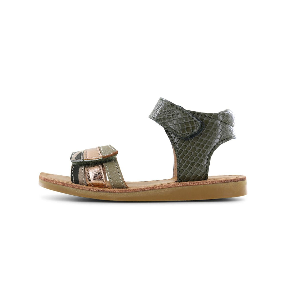 De Shoesme classic sandaal green is de perfecte sandaal voor jouw kleintje. Deze comfortabele sandalen zijn heerlijk om te dragen op een warme zomerdag. De leuke looks van de sandalen maken het helemaal af. VanZus.