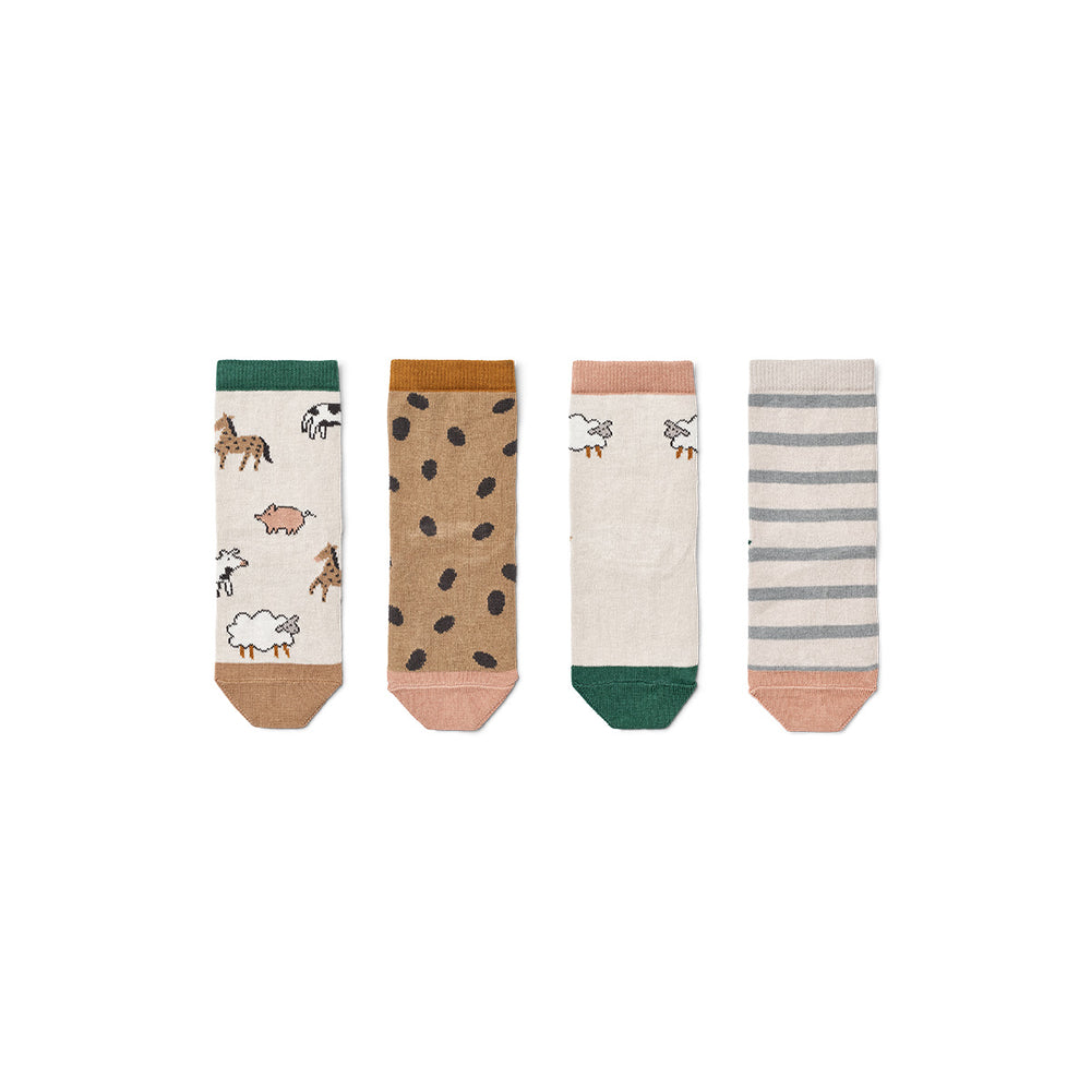 De Liewood silas sokken 4-pack farm/sandy bestaat uit vier paar sokken, één paar met verschillende boerderijdieren, één paar met schapen, één paar met strepen en één paar met stippen. VanZus.