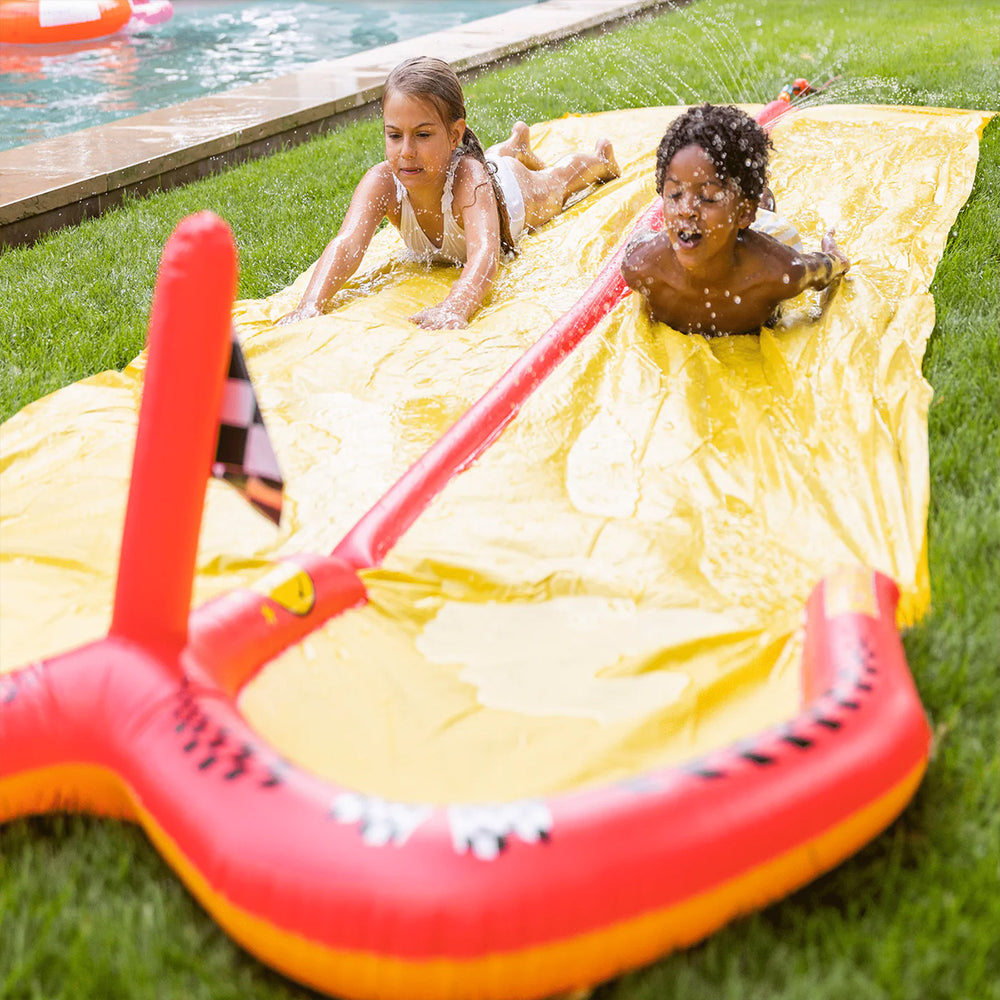 De Swim Essentials waterslide double racing is het perfecte buitenspeelgoed voor kindjes die van verkoeling en racen houden. Met deze dubbele waterglijbaan kun je tegen een vriendje of vriendinnetje racen. VanZus.